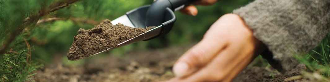 Blumenerde und Entwässerung für den Garten